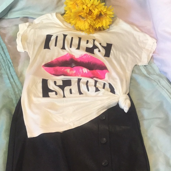 ❌DONATED❌Ivory Off White Graphic “Oops” Lips Print Tee Top - Picture 5 of 10